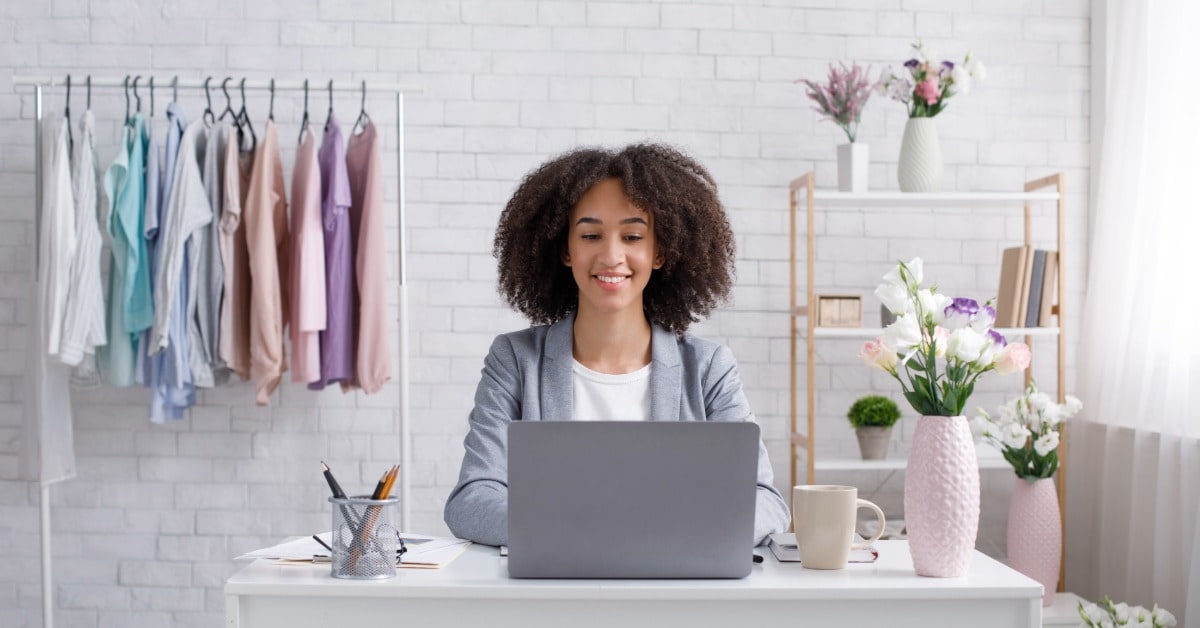 Mulher analisa lista de nomes para lojas virtuais no escritório da sua marca