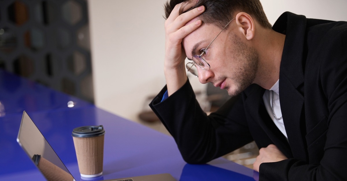 Empreendedor confuso tentando entender diferença entre mei e me