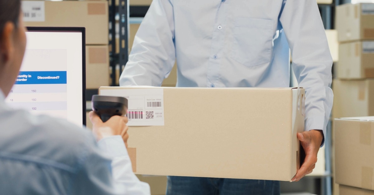 Homem retira encomenda em ponto de coleta