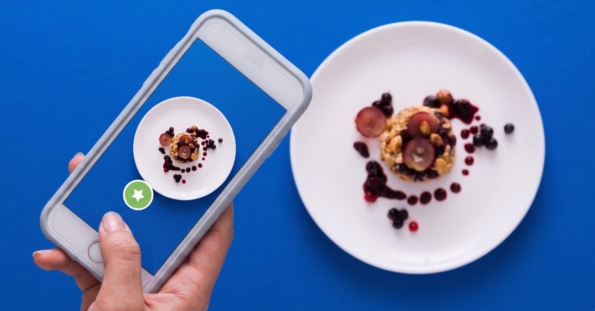 Vista de cima de uma pessoa tirando foto de prato de comida e publicando no close friends do instagram