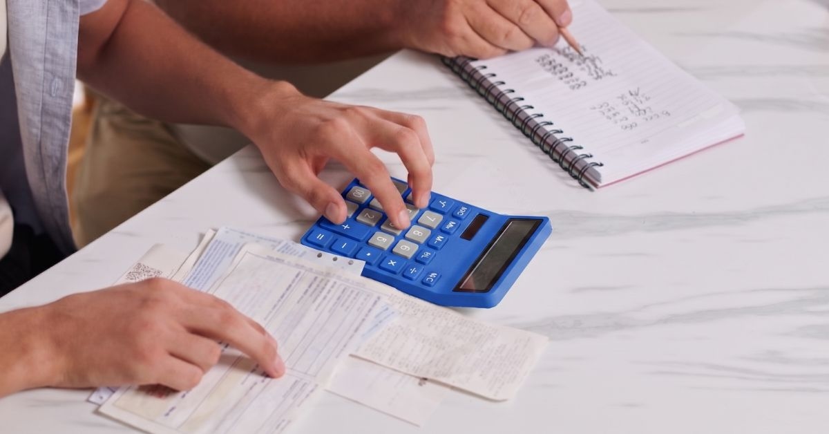 Empreendedor fazendo contas após aprender como emitir boleto MEI