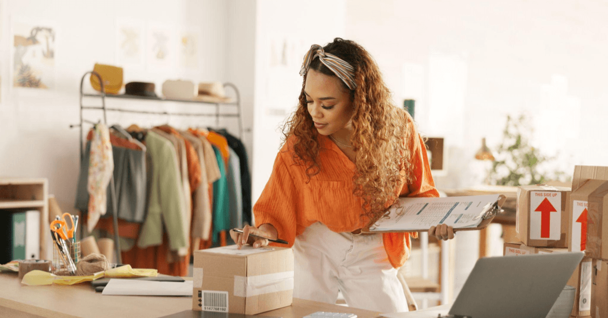 Mulher preenchendo documento representando como preencher declaração de conteúdo dos Correios
