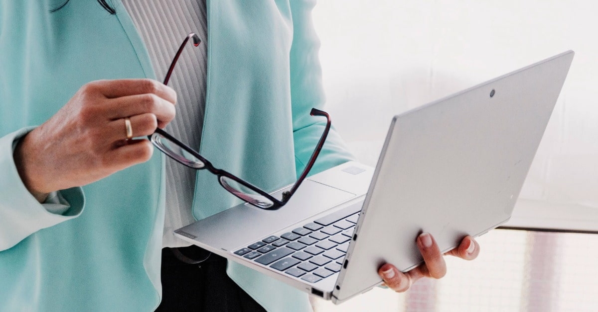 Empresária com notebook na mão aprendendo como emitir nota fiscal loja online