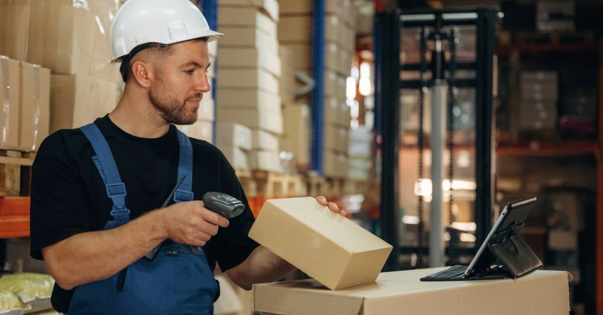 Homem faz registro de mercadoria em almoxarifado